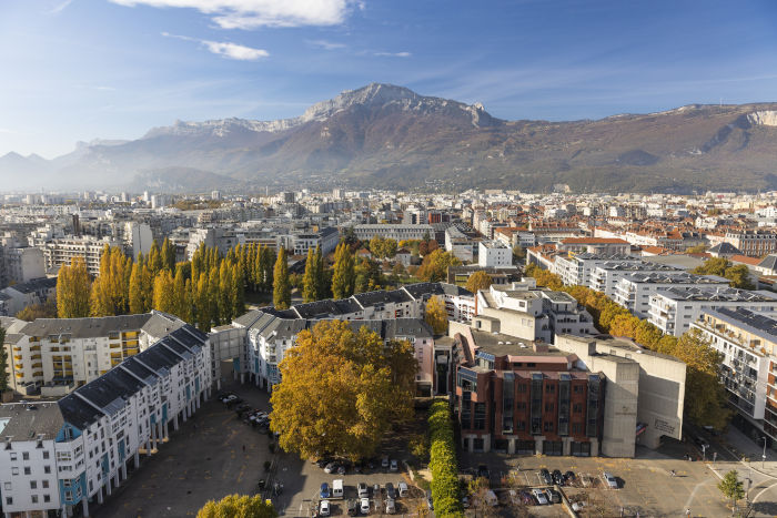 Vue aérienne de Grenoble - Crédit : Grenoble Alpes Metropole, Lucas Frangella