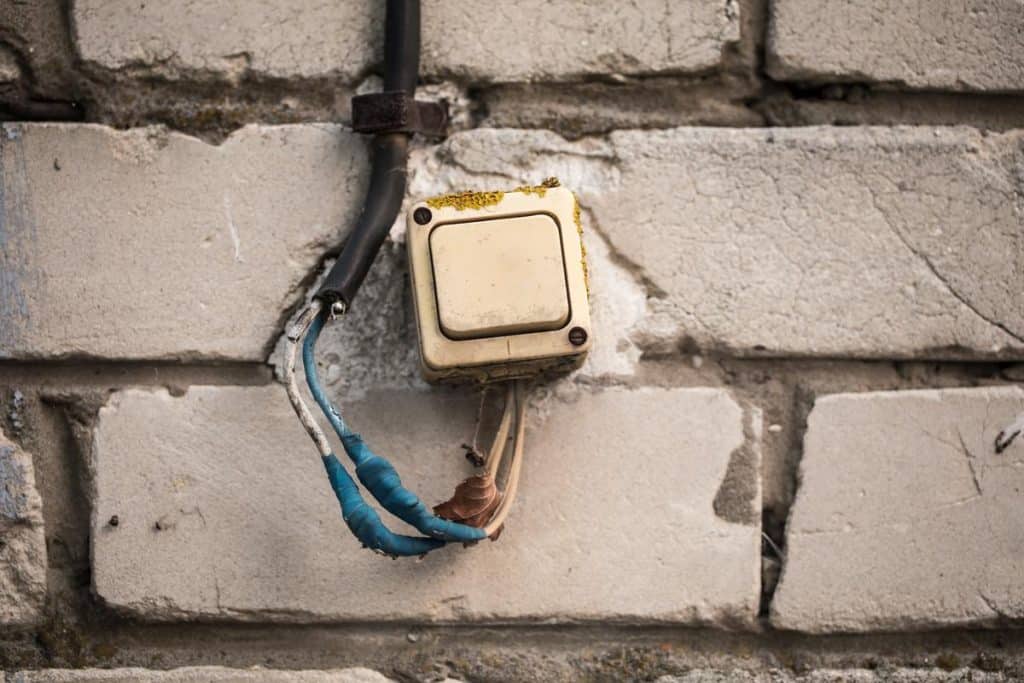 câble électrique sans gaine dans mur