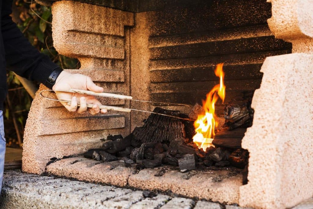 construire hotte barbecue en brique