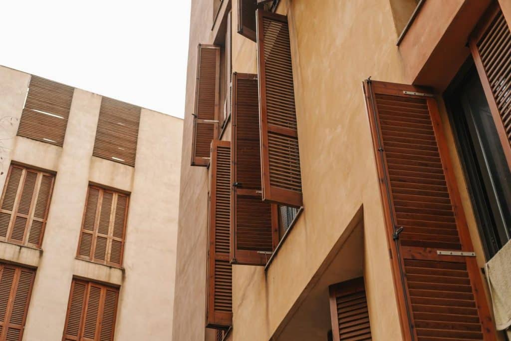 facade maison beige et taupe