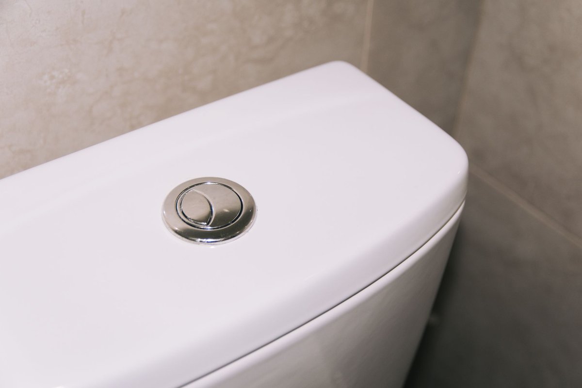 détartrer une chasse d'eau sans la démonter