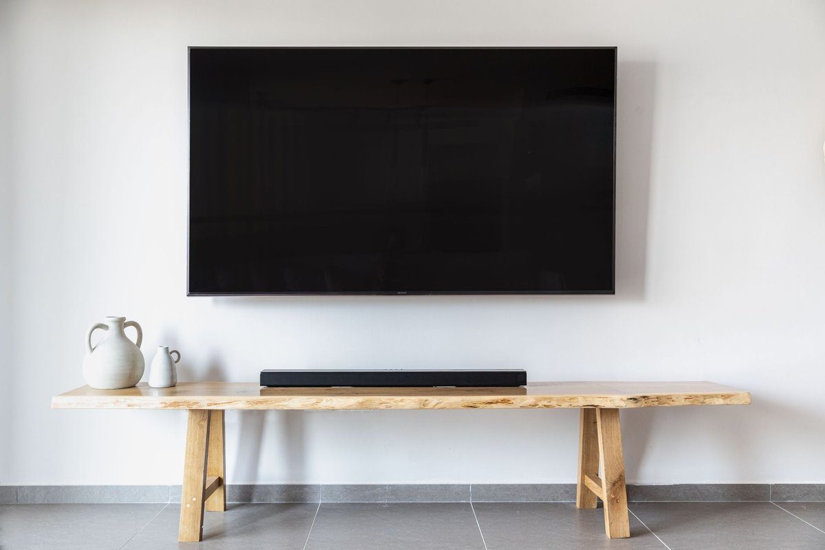 fixer une télévision sur du placo